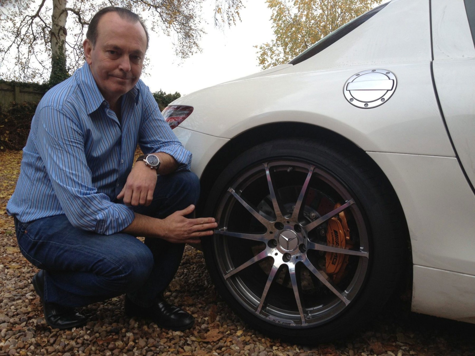 Quentin Willson met AlloyGators aan auto